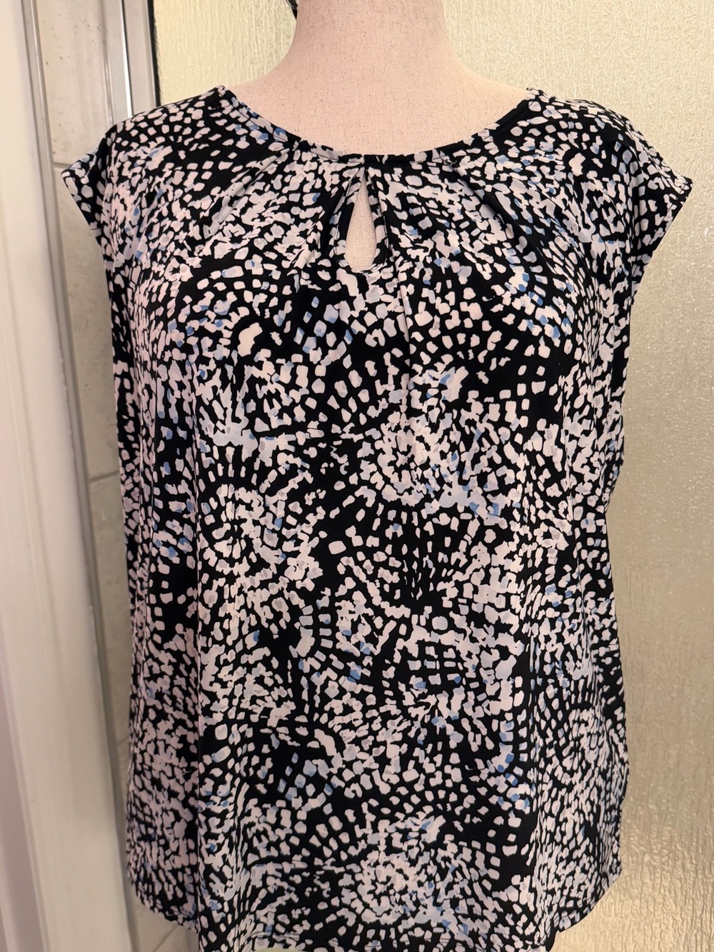 Kasper Black & White Printed Keyhole Cap-Sleeve Blouse $20 BNWT